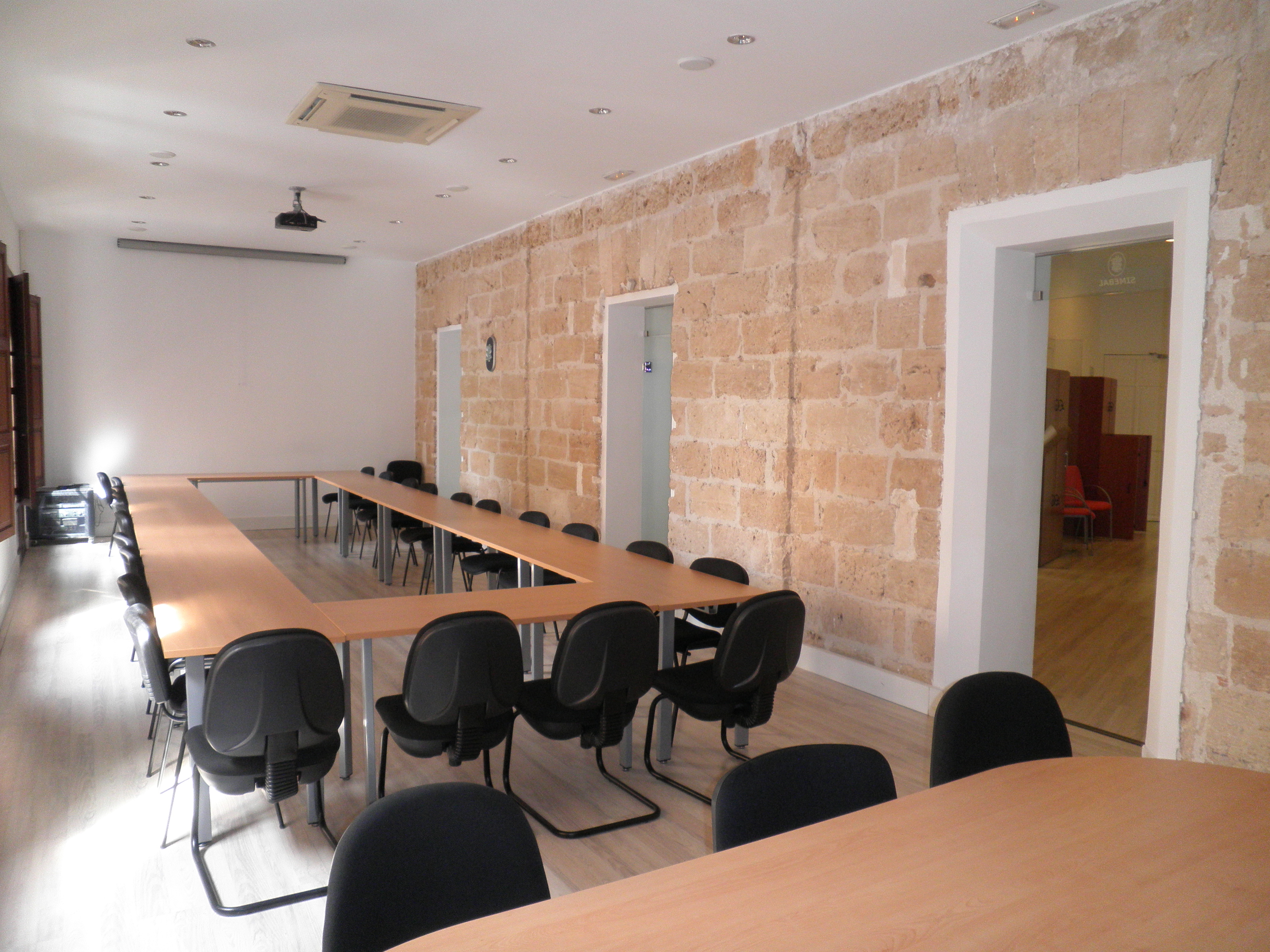 Sala de reuniones en la sede de SIMEBAL Sala de reuniones en la sede de SIMEBAL